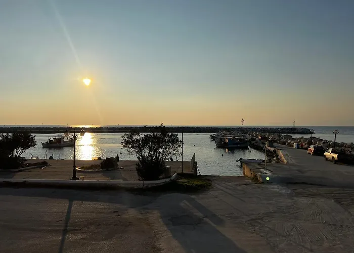 Dom wakacyjny Fenia's Beachfront House *